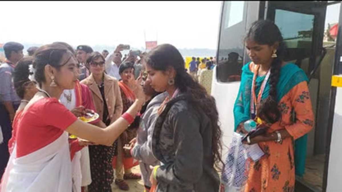 काशी तमिल संगमम वाराणसी के बाद प्रयागराज पहुंचे तमिलनाडु के छात्र